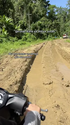 yg satu bwa mtr, yg satu turun buat arahin jln😭