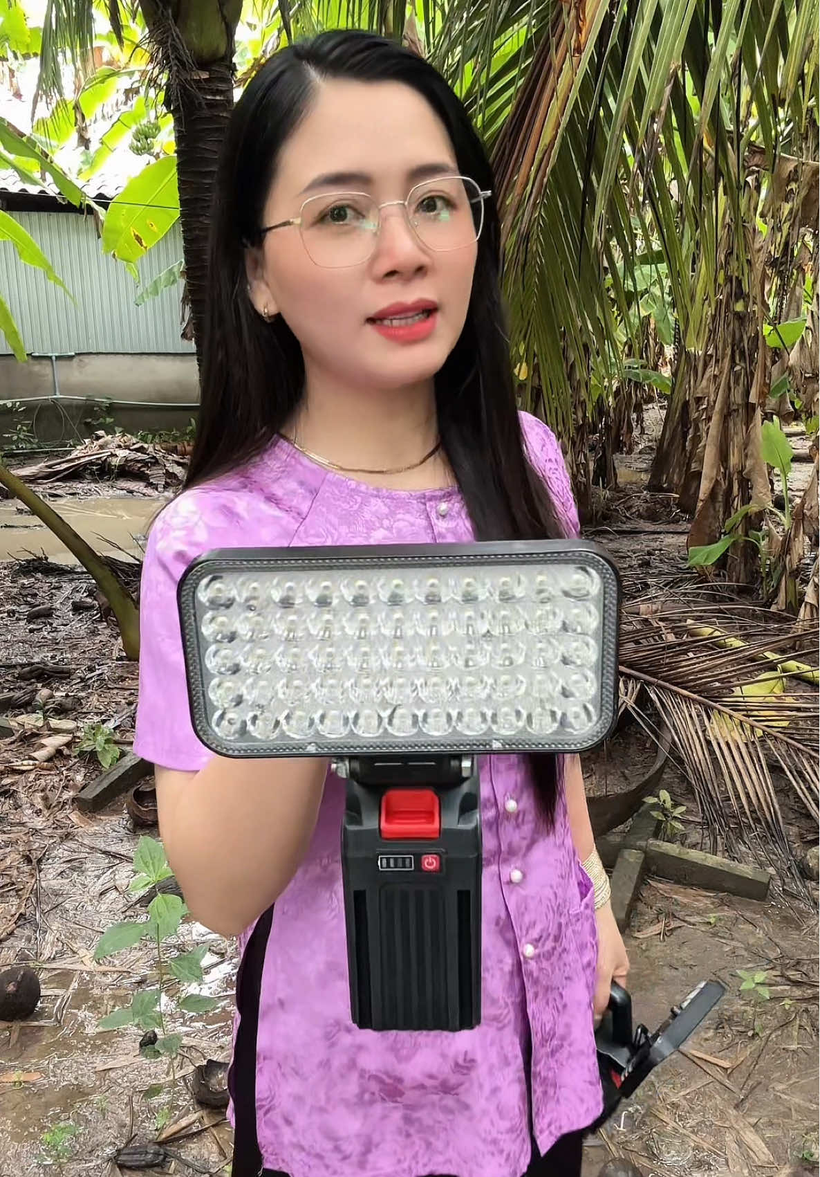 Đèn LED 55bóng và 35 dùng trong trường hợp cúp điện hoặc công trình nương rẫy có hai cộng USB để sạc điện thoại##denledthongminh##denledtichdien##denled35bong##denled55bong