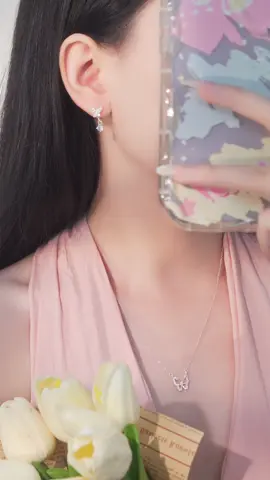 Set trang sức hồ điệp gồm dây chuyền, lắc tay và bông tai, mang vẻ đẹp mềm mại và lấp lánh. Tạo cảm giác bay bổng và dịu dàng cho người đeo 🦋#daychuyenbactlee #lactaybactlee #khuyentaibactlee #trangsuc #tleejewelry 