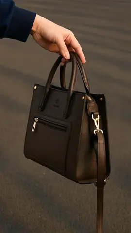 Outfit đơn giản nhưng có em túi này là 'auto' sang chảnh liền. Nhanh tay chốt ngay để kịp đi chơi cuối tuần! 😉