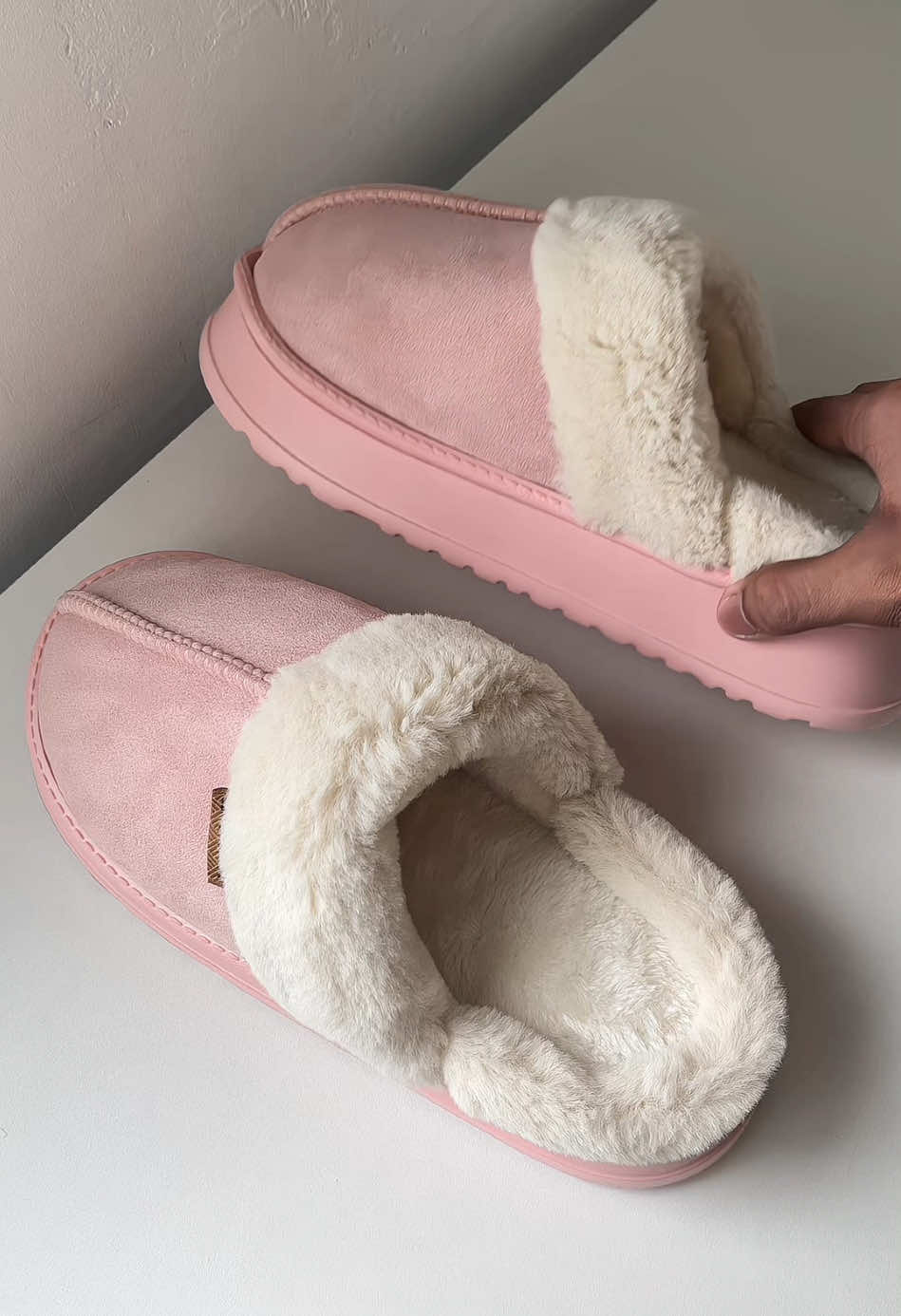 Pink, plush, and perfect for chill days 💗 #utune #slippers #thicksoleslipper #comfyslippers #pinkfashion 