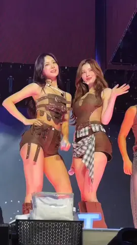 25/11/01-02 | TWICE < THISISFOR > WORLD TOUR IN SYDNEY 🇦🇺   #TZUYU #SANA#子瑜 #쯔위  #ツウィ #จื่อวี #TWICE #트와이스 #australia #sydney #beauty 