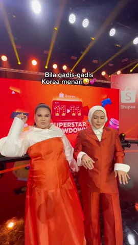 Amboi~ comelnya Zulin Aziz dan Sherry menari! Kalau korang tanya min apa tawaran menarik masa Shopee 11.11 Superstar Showdown. Ada baucar menarik, 11 juta  Shopee coins, voucher istimewa dan tawaran Shopee Lagi Murah 50% off.  #ShopeeMY1111 #ShopeeLagiMurah #ShopeeLagiCepat 