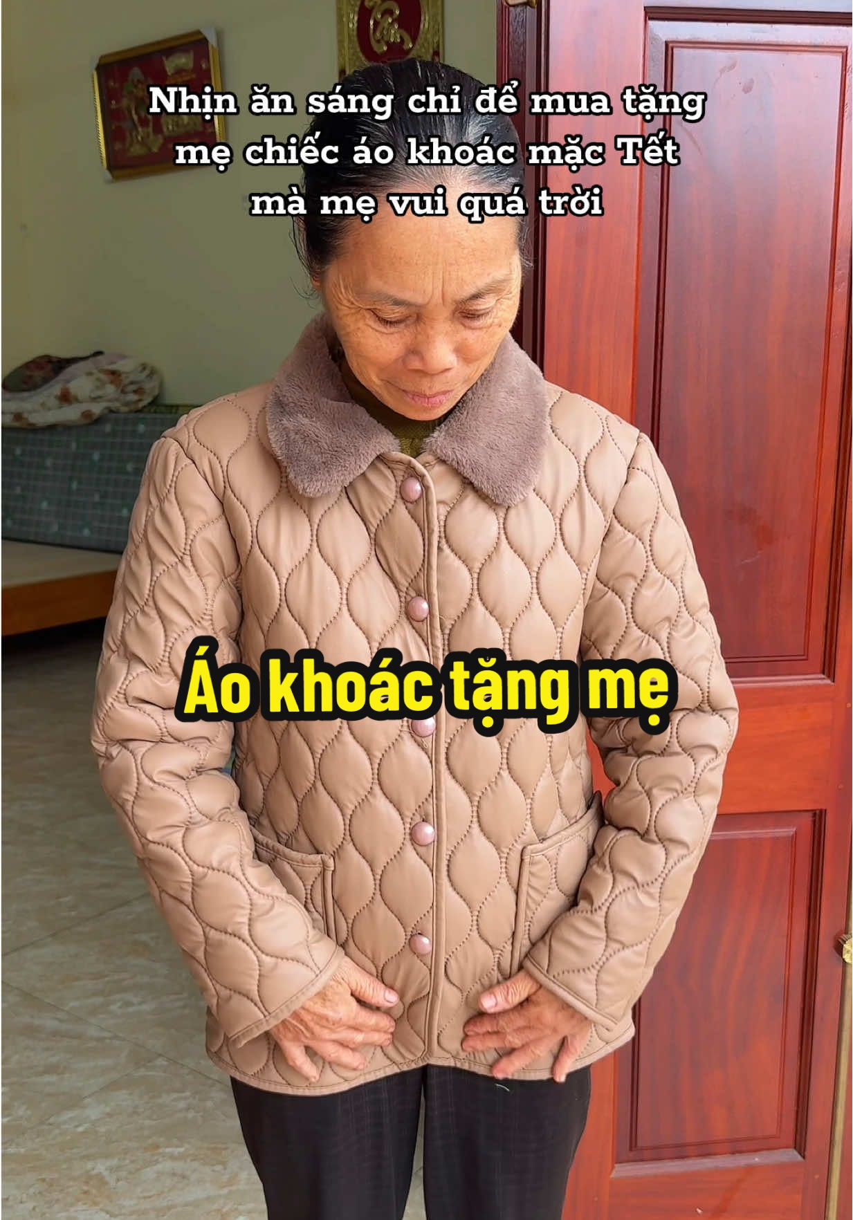 Mua tặng mẹ chiếc áo khoác ấm mặc tết mà mẹ vui quá trời #xuhuong #aokhoactrungnien #aotangme 