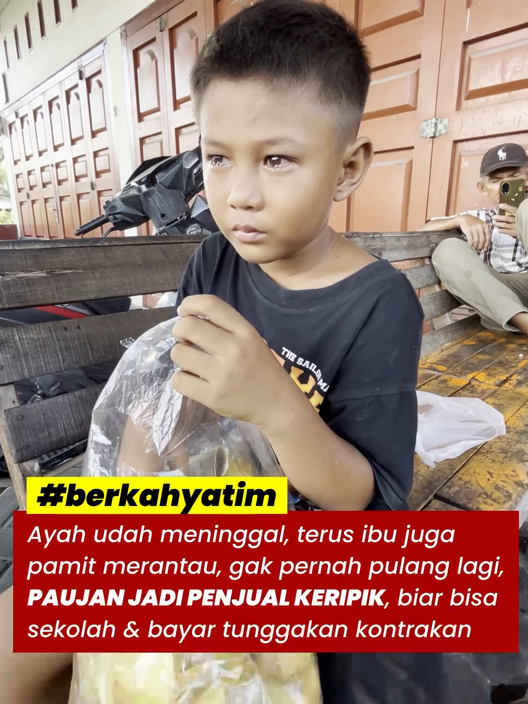 Please Jangan di Skip ‼️ Paujan harus berjuang tanpa orang tua, saat usianya 3 bulan ayahnya meninggal, di saat itu juga ibunya pamit merantau tak pernah pulang sampai sekarang. Paujan harus kuat demi nenek di rumah, ia menderita penyakit asam urat dan sering sakit-sakitan, tak bisa bekerja. Keripik yang dijual ia beli dari warung untuk dijual kembali, kini cobaan pun datang, sudah 2 bulan kontrakannya menunggak. kalo mau sama sama ringanin bebannya bisa Chat tiktok atau klik link bio ya ‼️ #fyp #viral #trending #anakhebat #yatim 
