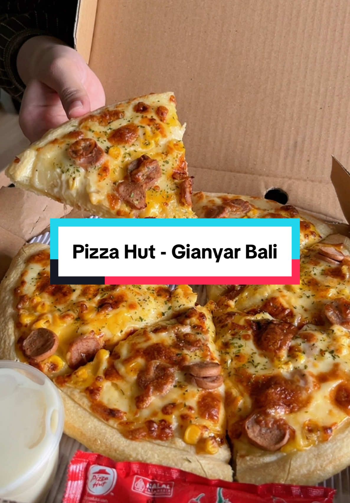 Di Pizza Hut - Gianyar Bali lagi Promo, Caranya Klik Lokasi di kiri bawah yaa, Disitu semua harganya sudah Promo guys. Jangan sampai ketinggalan harga Promo yaa👍 #pahlawandikuliner #pizzahut #pizzapromo #pizzatime #PizzaHutGianyarBali 