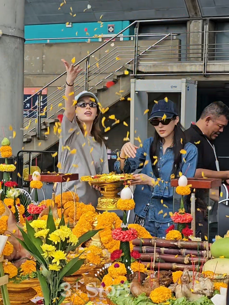 พน แล้วววน้า ตื่นเต้นน >< ขอให้ทุกอย่างราบรื่นงับ  ☀️🌙🥰  🎟️ Get your LIVE TICKET now! 👉 https://bit.ly/49n0kTJ . 💖 พิเศษ! ซื้อบัตร Live Streaming วันนี้ ลุ้นรับ LingOrm Limited Signature Set สุดเอ็กซ์คลูซีฟ! 📍 รายละเอียดเพิ่มเติม >> https://bit.ly/4qusYsn . #LINGORM1stFANCON #หลิงออม #LINGORM #3PlusStoryxLINGORM1stFanCon #3PlusLiveStreamingTicket