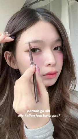 buat yang minta eyebrow tutorr nihh, yang nonton live makeup tutorial pasti udah tau aku pakenya selalu pensil alis dari azarine inii @azarinecosmetic #azarineeyebrow #ohmybrowdefiner #quicknaturalbrows 