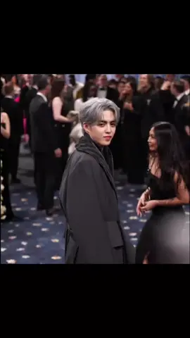 – ; 𝗣𝗢𝗩 | Duda Arab — S.Coups Suara adzan Maghrib mengalun lembut di udara panas Dubai. Sinar jingga terakhir menimpa jendela kaca tebal, memantul di chandelier kristal yang tergantung megah di langit-langit ruang tamu mansion milik Seungcheol Al-Fayed, lelaki berdarah Korea–Arab yang dikenal sebagai salah satu investor minyak paling berpengaruh di Timur Tengah. Kamu menatap pantulanmu di kaca besar itu. Gaun sutra warna champagne yang Kamu kenakan terasa terlalu mahal, terlalu bukan Kamu. Tapi entah mengapa, sejak lelaki itu datang dalam hidupmu, semua yang bukan Kamu justru terasa memabukkan. “Aku pikir Kamu tadi sudah pulang,” suaranya dalam, serak—bariton yang punya efek aneh di dada. Kamu menoleh pelan. Lelaki itu berdiri di ambang pintu, masih mengenakan gamis putih bersih dengan agal hitam di kepala. Jam tangan Patek Philippe menempel manis di pergelangan tangannya. Di jari manis kanan—terdapat cincin perak berukir kalimat bismillah—satu-satunya hal yang membuatnya terlihat manusiawi di tengah aura uang dan kekuasaan yang melekat padanya. “Bagaimana Aku bisa pulang,” Kamu menjawab pelan. “Kalau Tuan rumahnya belum mengizinkan?” lanjut Kamu. Sudut bibir Seungcheol terangkat. “Kamu masih memanggilku Tuan?” katanya sambil mendekat, langkahnya tenang tapi berbahaya seperti badai pasir yang tahu ke mana harus menghantam. Kamu hanya diam, jantungmu berdetak lebih cepat saat jarak kalian tinggal sejengkal. Aroma oud dan musk mahal memenuhi udara—aroma yang selalu menempel di tubuhnya, seperti dosa yang menolak pergi. “Aku sudah bilang,” ujarnya lagi, menatapmu dengan mata gelapnya yang tajam. “Aku tidak suka dipanggil Tuan oleh seseorang yang membuatku kehilangan kontrol,” Kamu menelan ludah. “Seungcheol.” Dia tersenyum tipis, tapi matanya masih menusuk. “Itu baru lebih baik,” balasnya, lalu berjalan ke arah bar kristal, menuangkan teh mint ke dalam dua gelas emas. Gerakannya tenang, nyaris seperti ritual. Kamu duduk di sofa beludru maroon yang terasa lebih empuk dari hati manusia biasa. Dari sana, kamu bisa melihat potret besar di dinding—Seungcheol dan seorang wanita berhijab, tersenyum lembut. Istrinya—almarhumah. “Dia cantik,” bisikmu. Seungcheol menatap foto itu sejenak, lalu kembali menatapmu. Tatapan yang lama, berat. “Dia adalah separuh hidupku—sampai Tuhan memutuskan Aku harus belajar kehilangan,” keheningan mengambang di antara kalian. Hanya suara denting jam antik dan desir AC yang terdengar. “Kamu tahu, Aku sudah lama tidak biarkan siapapun duduk di sofa itu,” ucapnya lagi, dengan nada rendah.  “Kenapa?” Kamu menoleh, sedikit bingung “Karena itu tempat dia biasa duduk,” lalu ia menatapmu dalam-dalam, menyesap tehnya perlahan. “Dan entah kenapa, malam ini Aku tidak merasa bersalah,” Kamu menunduk, berusaha menenangkan diri. Tapi saat Seungcheol meletakkan gelasnya dan mendekat—menyentuh ujung jarimu yang bergetar—segala logika yang Kamu punya ikut luruh bersama sisa cahaya senja. Suara adzan Isya mulai berkumandang dari kejauhan, dan Kamu berpikir—mungkin, mencintai seorang duda kaya raya sepertinya bukan tentang kemewahan yang bisa dia berikan—melainkan tentang keheningan yang berhasil diisi lagi setelah sekian lama. “Jangan pergi malam ini,” katanya lembut. Kamu menatapnya—mata itu, suara itu, dunia yang berputar pelan di antara kebisuan emas dan bayangan masa lalu. #scoups #seventeen #pov #fyp #4u 