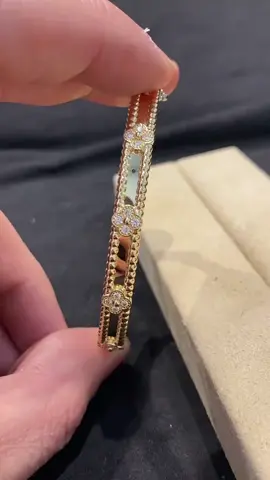 Wow😘 So Beautiful.If you wish for luck, you will be lucky. . . . . . . . . #vancleef #vancleefarpels #vca #vancleefandarpels#vancleefholidaypendant #vancleefring #vancleefnecklace #vancleefarpelsalhambra#likes #fashion #follow #beauty  #utfitoftheday #fashionblogger #diamond#jewelry#jewelrydesign 