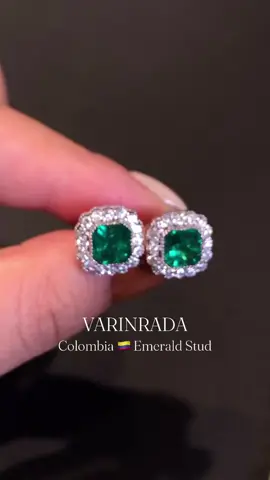 💚 “เขียวสงบเรียบหรู” | 𝐂𝐎𝐋𝐎𝐌𝐁𝐈𝐀𝐍 𝐄𝐌𝐄𝐑𝐀𝐋𝐃 𝐄𝐀𝐑𝐑𝐈𝐍𝐆𝐒 ความสงบและความมั่นใจส่องประกายแม้ในวันธรรมดา ทุกก้าวคือความเรียบหรูที่ไม่ต้องประกาศ แค่รู้สึกได้ — ราวกับหยุดเวลาไว้ให้คุณเพลิดเพลินกับความสง่างามที่เป็นตัวของตัวเอง “Carry serenity and confidence wherever you go — subtle elegance that speaks softly but leaves a lasting impression.” 🌿 Mood & Aura ✓ Embrace calm, poise, and quiet sophistication ✓ A little luxury that elevates everyday moments ✓ Perfect for those who value style with subtlety 💸 VALUE & INCLUSIONS ✓ Certified natural gemstone ✓ Worldwide insured delivery 💳 PayPal accepted (+4.8% transaction fee applies) 📱 Contact & Reservation 📲 LINE: @750uezfs 📞 WhatsApp: +66 63 635 8383 ✨ Explore More Rare Jewels @varinradajewelry | @wildluxu | @Oceanlegaci | @Oriaera | @Landsasset #ColombianEmerald #LuxuryLifestyle #SubtleLuxury #EverydayElegance #VarinradaJewelry