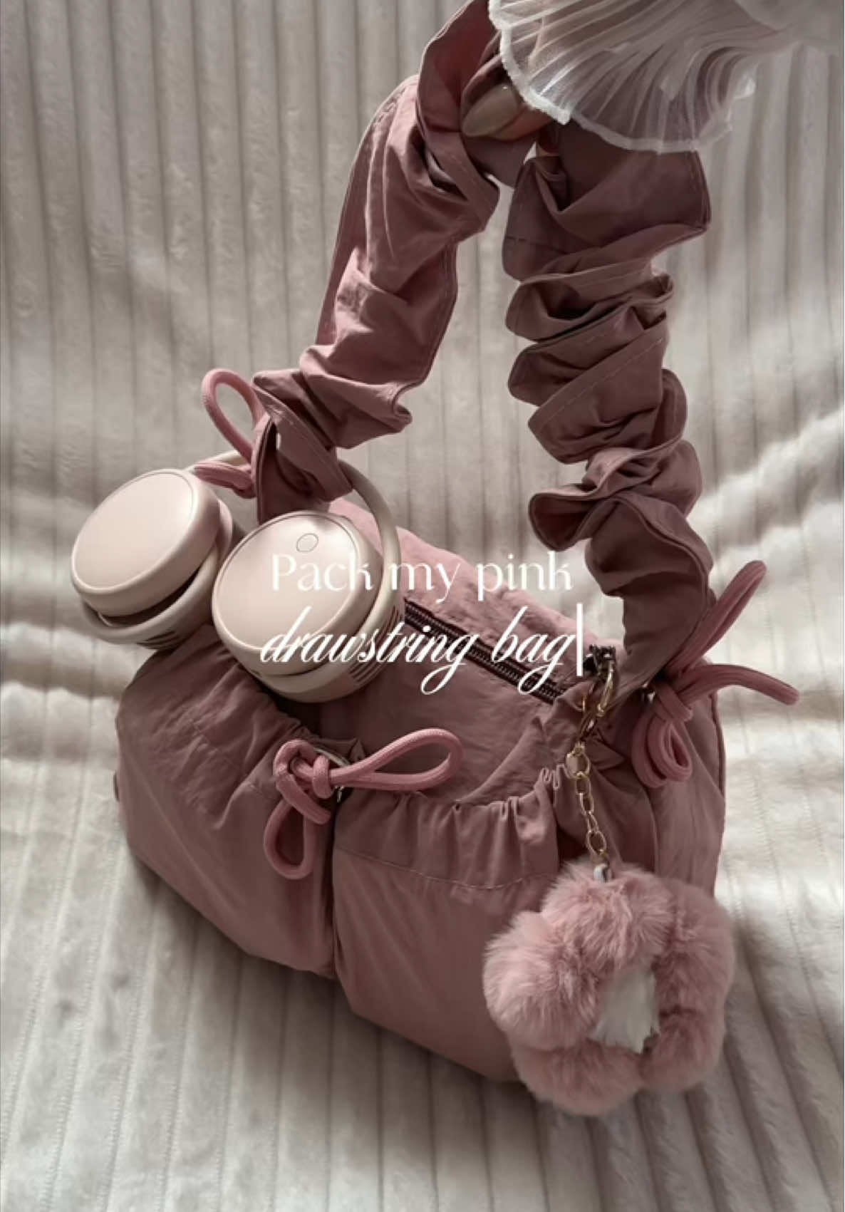 Replying to @𝑑𝑎𝑒 ꪆৎ yes! It’s not just cute but also spacious 🎀✨ #shoulderbag #drawstringbag #womensbag #pinkbag #koreanpleatedbag @BETA Wallets.PH 