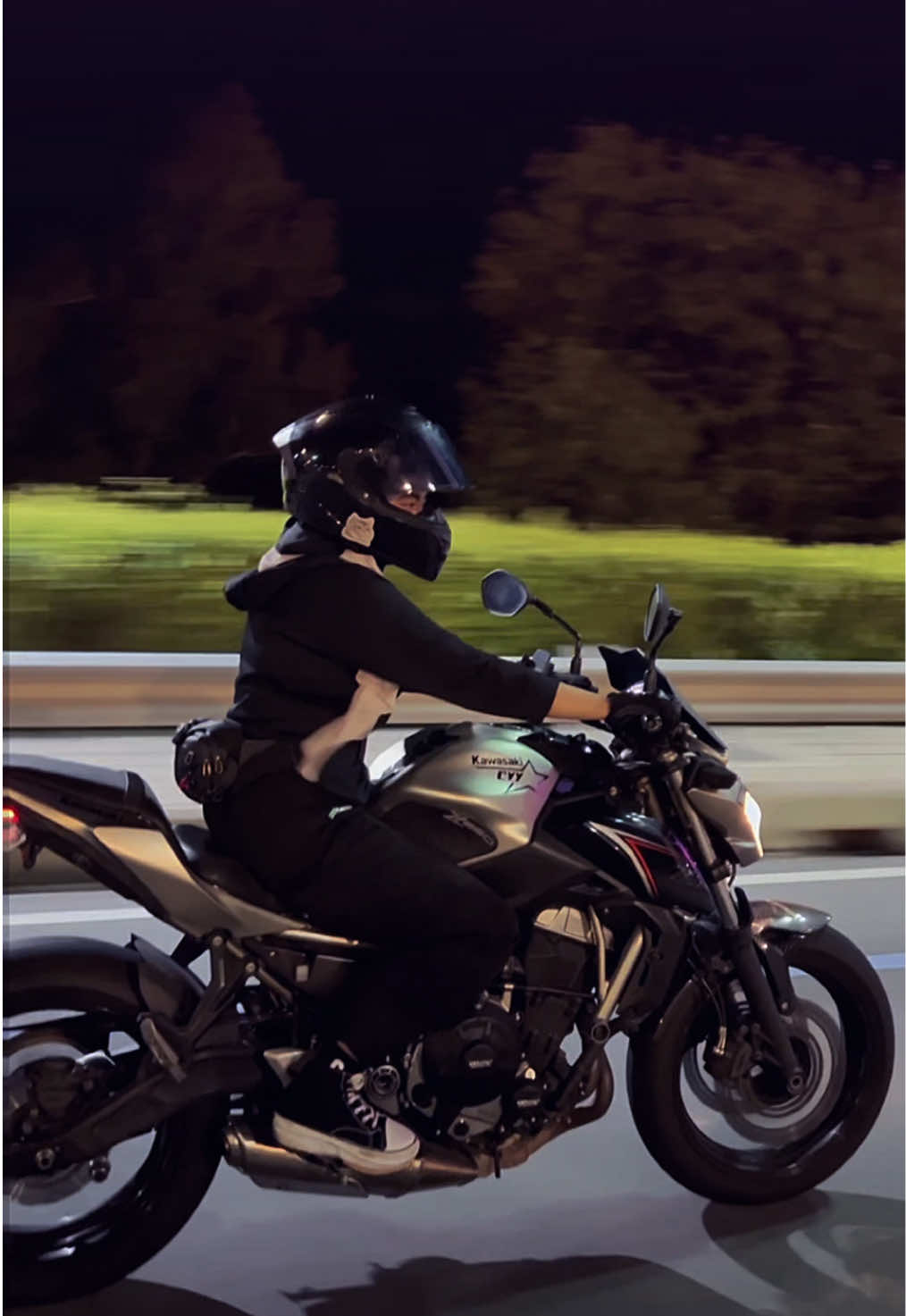 🧏🏻‍♀️ #z650 #kawasaki #ladybiker #bikergirl #biketok 