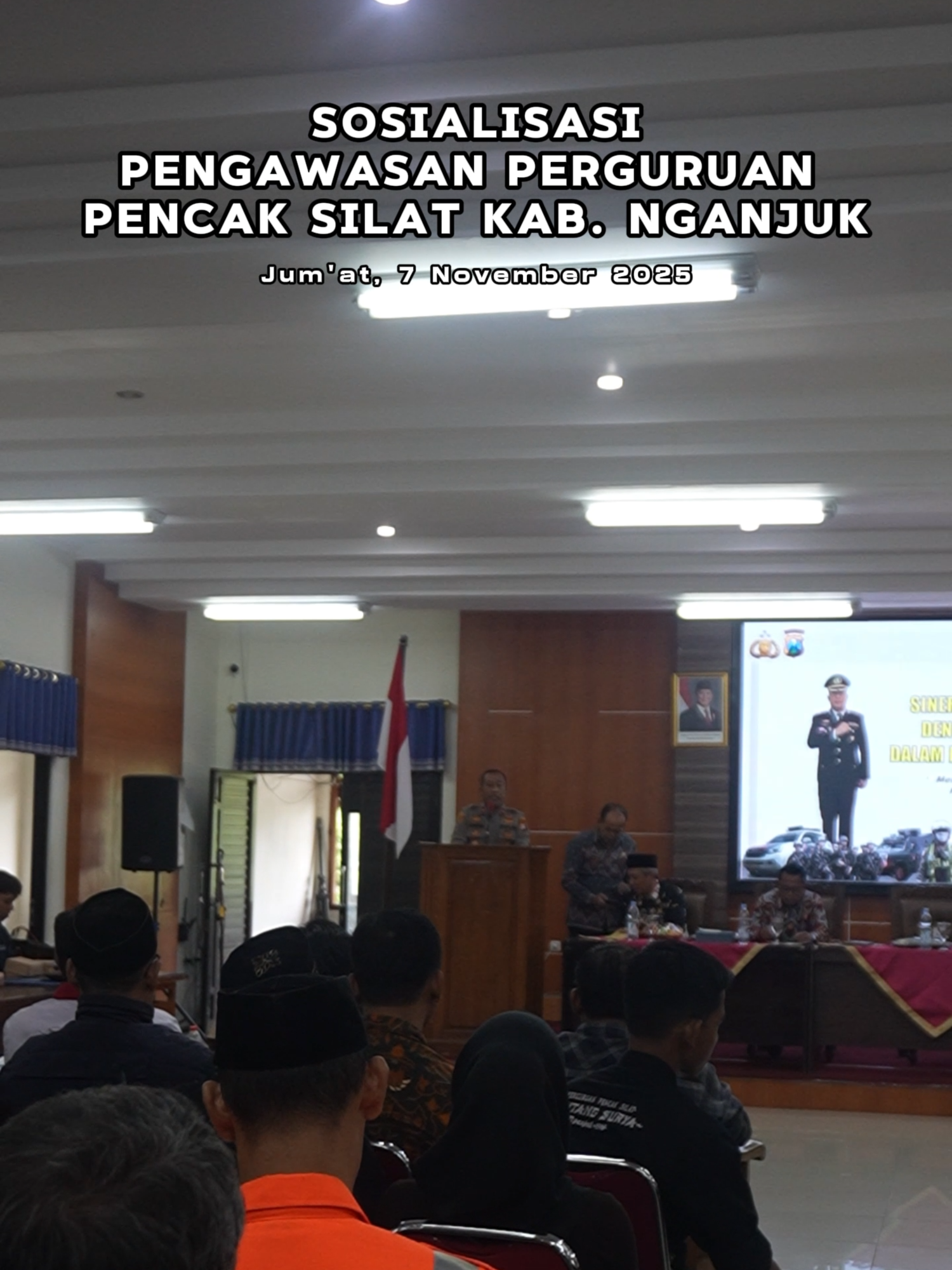 Pemerintah Kabupaten Nganjuk melalui Badan Kesatuan Bangsa dan Politik (Bakesbangpol) menggelar kegiatan Sosialisasi Pengawasan Perguruan Silat di Ruang Rapat Anjuk Ladang pada Jumat (7/11/2025). Acara ini dihadiri oleh Wakil Bupati Nganjuk Trihandy Cahyo Saputro, Wakapolres Nganjuk Kompol Andria Diana Putra, Kepala Bakesbangpol, serta Ketua Umum PALMERA, Drs. Gondo Hariyono. Kegiatan tersebut melibatkan 140 peserta dari 15 perguruan silat di Kabupaten Nganjuk sebagai upaya mempererat sinergi antara pemerintah, aparat, dan komunitas silat. Kepala Bakesbangpol Nganjuk, Drs. Eko Sutrisno, M.M, dalam laporannya menekankan pentingnya menjaga dan melestarikan pencak silat sebagai warisan budaya luhur dengan semangat persaudaraan dan kebersamaan. Ia juga mengingatkan agar para pendekar berhati-hati dalam menggunakan media sosial serta tidak mudah terprovokasi oleh isu-isu yang dapat memecah belah masyarakat. Para anggota perguruan silat diharapkan dapat menjadi contoh dan pelopor dalam menjaga ketertiban serta keamanan di lingkungan masing-masing. Wakil Bupati Nganjuk, Trihandy Cahyo Saputro, menegaskan bahwa kegiatan ini merupakan bentuk nyata komitmen bersama dalam menciptakan daerah yang aman, rukun, dan kondusif. Ia mengajak seluruh pendekar untuk mengelola ego pribadi dan mengedepankan rasa persaudaraan demi menjaga kedamaian di Nganjuk. Menurutnya, suasana kondusif akan mendorong perputaran ekonomi dan peningkatan kesejahteraan masyarakat. Ia juga menutup sambutannya dengan ajakan kepada semua warga silat untuk menumbuhkan rasa cinta terhadap Nganjuk dan bersama-sama menjaga keamanan daerah.