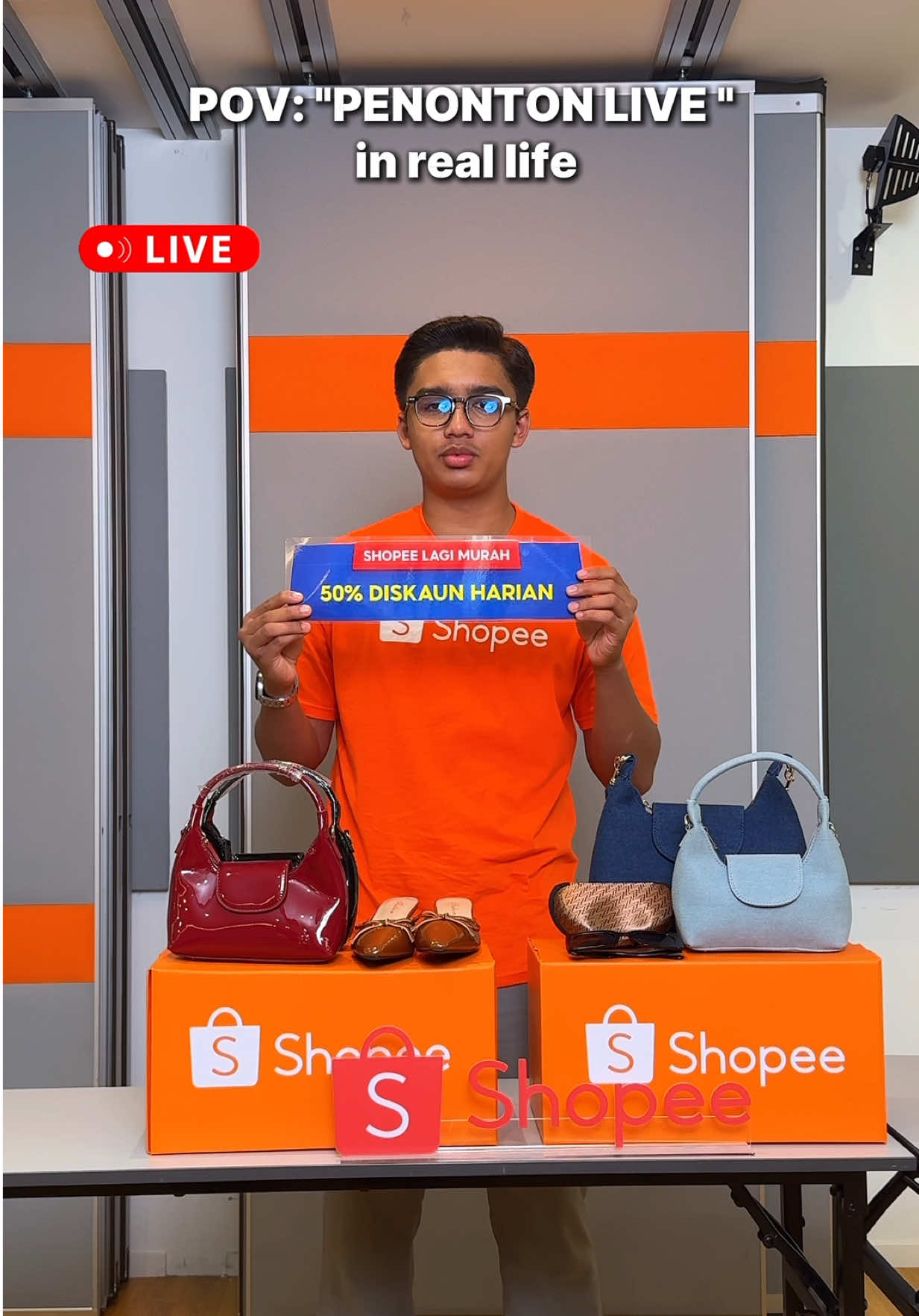 Pastikan korang tak terlepas untuk saksikan Daily Superstar Livestream, pada 12PM setiap hari mulai 1 - 11 November 📲 Korang boleh shopping macam Superstar sebab boleh dapat 50% Diskaun Livestream dan macam-macam lagi tawaran menarik tau ! 😍 #ShopeeMY1111 #ShopeeLagiMurah #ShopeeLagiCepat