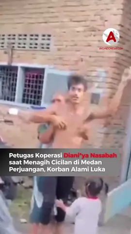 Seorang petugas koperasi, Michelle Natalie Angel Gultom, menjadi korban pengani*yan saat menagih cicilan di kawasan Jalan Rakyat, Gang Barumun, Kecamatan Medan Perjuangan, Kamis (6/11/2025) sore. Diduga, aksi pengeroyokan dilakukan oleh keluarga salah satu nasabah yang tak terima saat ditagih kewajibannya. Akibat kejadian itu, Michelle mengalami luka lebam di wajah. Tak tinggal diam, korban segera melapor ke Polsek Medan Timur untuk meminta perlindungan hukum.  Ia berharap polisi segera menangkap dan memproses para pelaku agar mendapat hukuman yang setimpal. Follow terus @ayoindonesiacom #koperasi #utang #polisi #medanperjuangan 