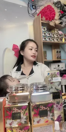 Cặp kem face Demjine giúp giảm thâm nám, tàn nhang, cho làn da mịn màng. Tái tạo da không sưng, bong da nhẹ nhàng!