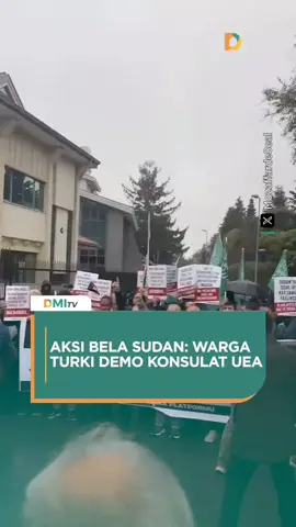 Warga Turki menggelar unjuk rasa di depan Konsulat Uni Emirat Arab di Istanbul. Mereka menuding UEA ikut terlibat memperburuk perang di Sudan.  Sambil membawa spanduk, massa menuntut campur tangan militer asing dan suplai senjata ke Sudan segera dihentikan. #PrayForSudan #SaveSudan #SudanUnderAttack #StandWithSudan #AksiBelaSudan