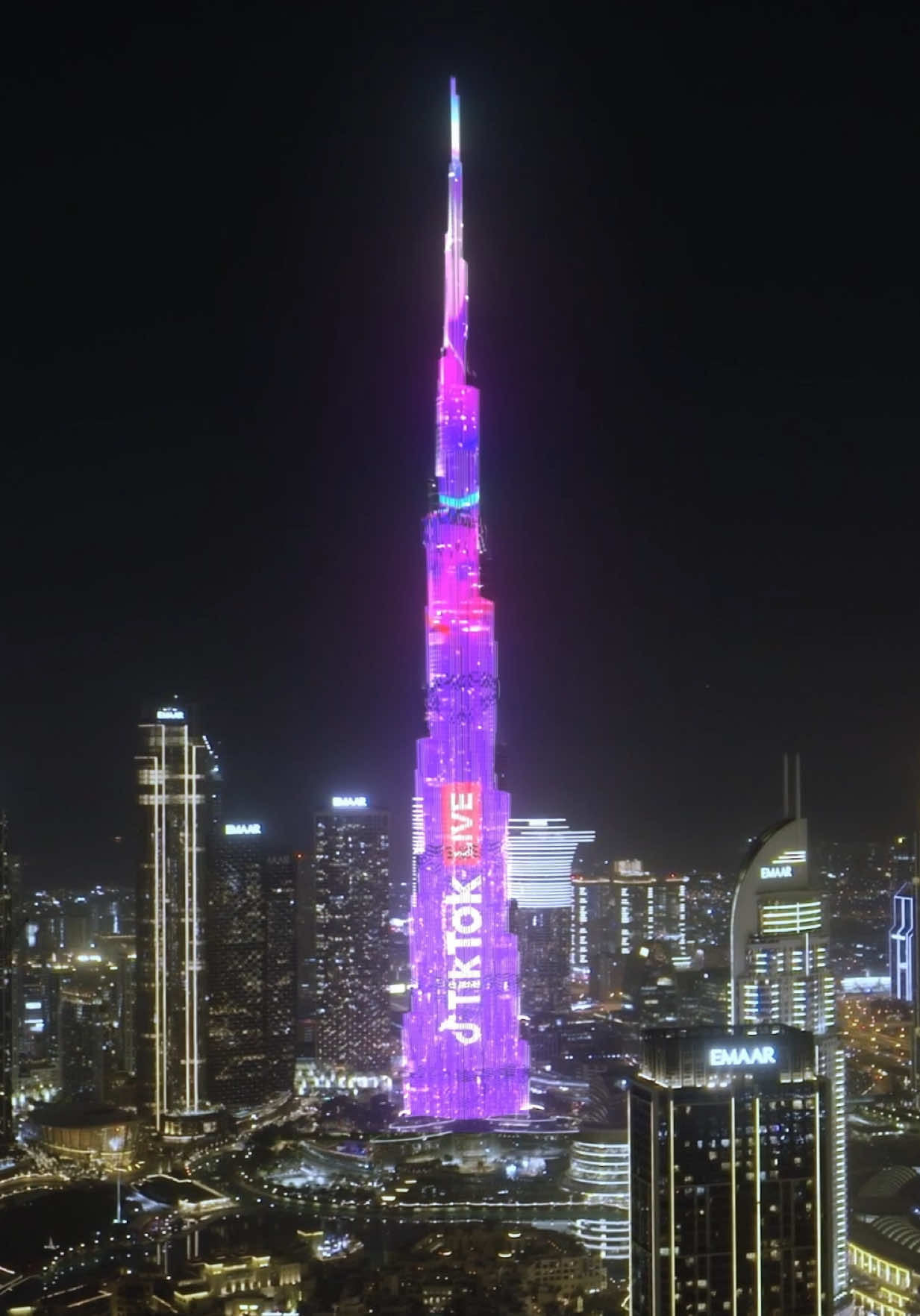 سوّينا تايك أوفر على برج خليفة وطلّعنا مبدعين TikTok LIVE على أكبر برج بالعالم 🌟 #TikTokLIVEMENA #BurjKhalifa #MakeLIVECount 