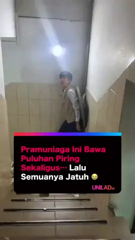 Bayangin lo lagi kerja, bawa puluhan piring berisi pesanan pelanggan, semua mata ngelihat lo… dan tiba-tiba — semuanya jatuh di tangga. 💔 Video ini nunjukin momen menegangkan sekaligus bikin ngilu: seorang pramuniaga berusaha turun tangga sambil bawa tumpukan piring, tapi keseimbangannya goyah dan semua piring pecah berserakan. Dalam sekejap, suara tawa berubah jadi hening. Kerja keras dan tekanan di balik senyum pelayan restoran jarang banget kita sadari, satu langkah salah bisa bikin segalanya berantakan. Respect buat semua pekerja yang tetap sabar meski dunia kadang sekeras lantai restoran. 🙏 Follow @unilad.id buat kisah nyata paling real dari seluruh dunia 🌍 #RestaurantLife #ViralMoment #WaiterFails #RespectWorkers #RealLifeMoments         