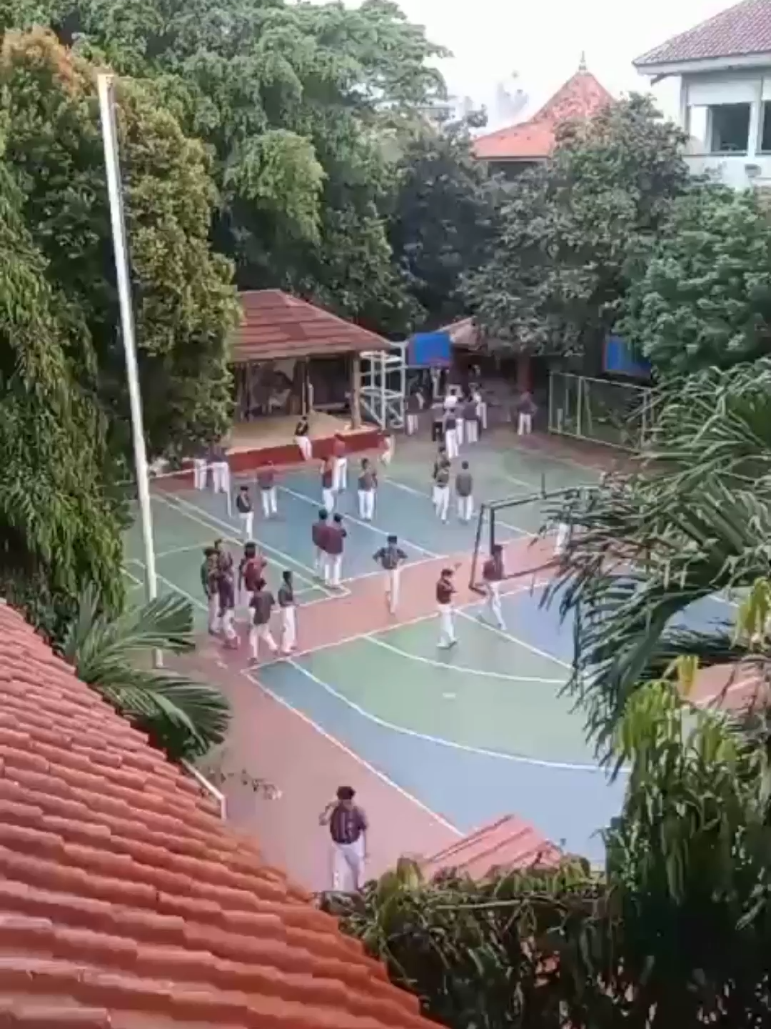Ledakan di SMA Negeri 72 Kelapa Gading, Jakarta Utara, Jumat (7/11) siang ini berasal dari dalam masjid yang terletak di lingkungan sekolah. Laporan jurnalis Transmedia Gunawan Sugro di lokasi menyebut, masjid itu berada di sisi kanan sekolah. Kini aparat gabungan dari TNI, polisi, Brimob dan Tim Penjinak Bom telah berada di lokasi untuk melakukan sterilisasi.  Kabid Humas Polda Metro Jaya Kombes Budi Hermanto mengatakan saat ini pihaknya masih mendalami sumber ledakan di sekolah tersebut. Menurutnya, Tim Gegana telah dikerahkan ke lokasi. 