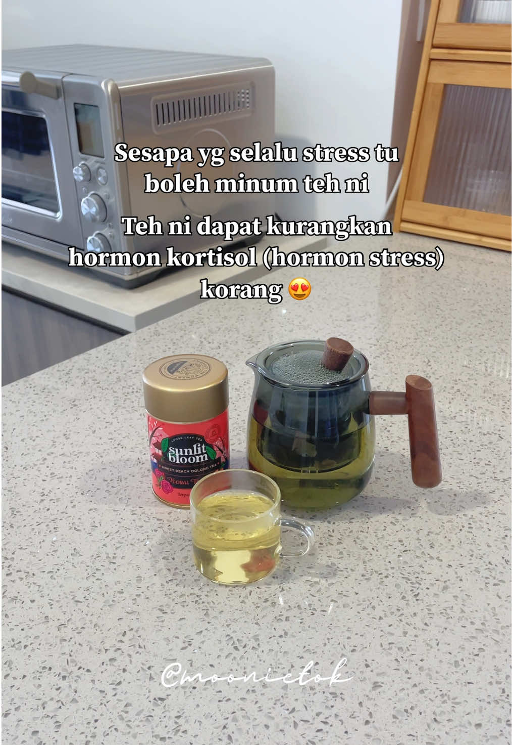 🍑✨ Manis, lembut dan menenangkan — secawan ketenangan dalam genggaman. Teh Oolong Perisa Pic kaya dengan L-Theanine yang membantu menurunkan tahap kortisol dan meredakan stres. 🌿☕ #SweetPeachOolongTea #PeachOolongTea #OolongTea #LTheanine #Cortisol 