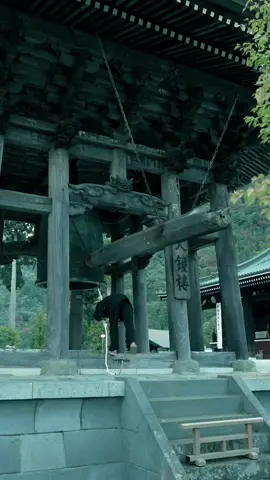 📍久遠寺【山梨】 Kuonji Temple - Yamanashi 身延山久遠寺は、日蓮宗の総本山であり、鎌倉時代の1274年に日蓮聖人によって開かれた歴史ある大寺院です。 毎日、朝と夕方の2回、大鐘が撞かれています。 （朝の鐘撞は午前5時、夕方の鐘撞時刻は16時25分） 身体全体を使うダイナミックな鐘撞が特徴的！ Kuonji is the head temple of the Nichiren sect of Buddhism, founded by 日蓮聖人  in 1274 during the Kamakura period. Every day, the large temple bell is struck twice, once in the morning at 5 a.m. and once in the evening at 4:25 p.m. The bell ringing is characterized by a dynamic motion that uses the whole body! Camera: SONY ZV-E1 / FE35mm F1.4 GM , FE24-70 F2.8 GM Gimbal : DJI RS4 More reels🎥: @howell.wakayama  I'm videographer in Wakayama, Japan ______________ #Japan #japantravel #japantrip #torii #japanese     
