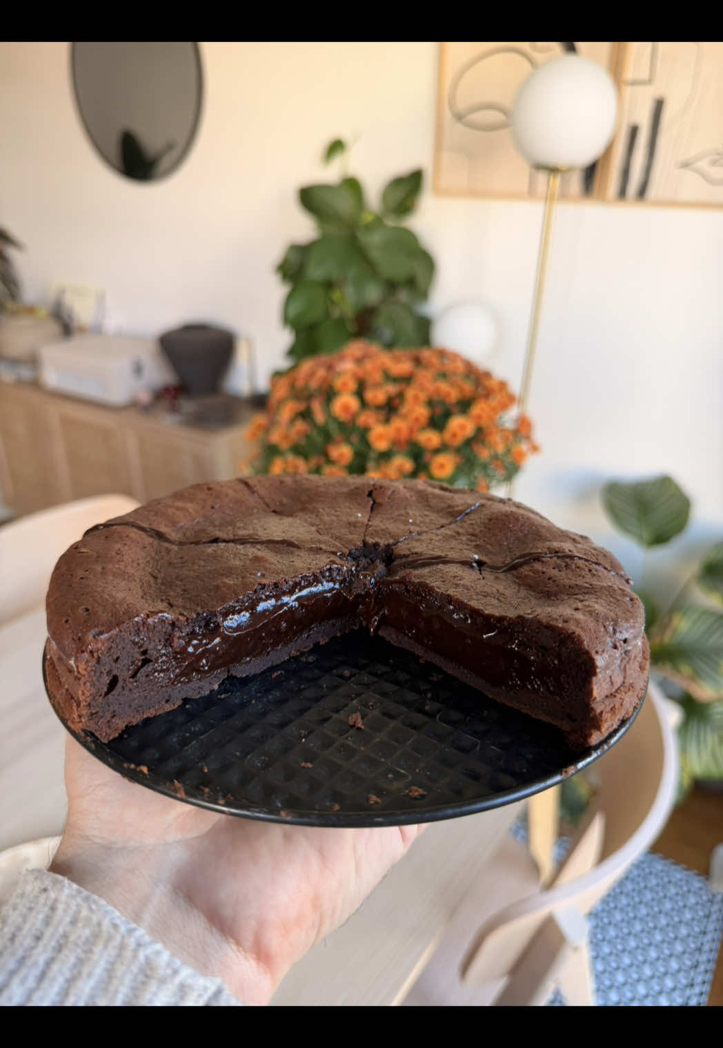 Après les petits plats de la semaine, voilà un dessert parfait pour plaire à tous.  Un classique pas si simple à réaliser… mais terriblement efficace avec un peu de pratique !  Idée du jour : FONDANT AU CHOCOLAT 🍫⭐️ Recette ⤵️  ✨ Ingrédients (pour 8 parts) 	•	200 g de chocolat noir Nestlé Dessert 	•	100 g de beurre 	•	4 œufs 	•	60 g de sucre 	•	50 g de farine 🔥 Préparation 1️⃣ Fais fondre doucement le chocolat et le beurre. 2️⃣ Dans un saladier, bats les œufs avec le sucre. 3️⃣ Ajoute la farine, puis le mélange chocolat-beurre fondu. 4️⃣ Verse dans un moule beurré (ou ton moule silicone 14 cm 😉). 5️⃣ Enfourne à 200 °C pendant 13 min pour un cœur bien fondant