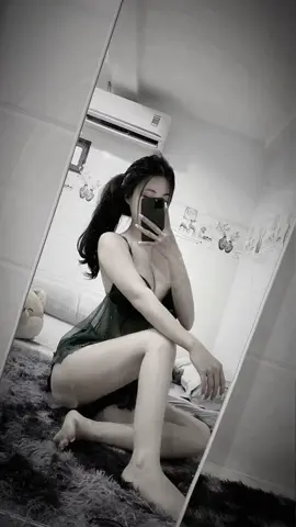 Có một câu khá hay : “Người chưa yêu em đậm sâu, sẽ đòi hỏi em nghe lời, muốn em thông minh và xinh đẹp” , “còn người thương em thật lòng, anh ấy chỉ mong bạn cười là đủ rồi” .