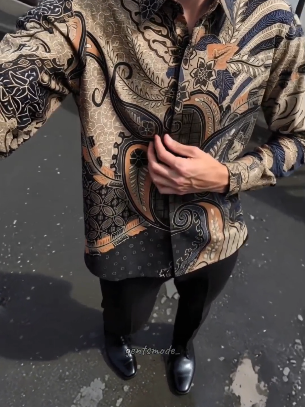 kemeja batik ni yg bikin outfit mu tambah keren 😎👌 #kemejabatik #kemejabatikslimfit #kemejabatiklenganpanjang #kemejabatikpria #outfitinspiration 