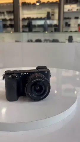 Harga Promo Rp 3.999.000 Sony a6500 Berikut adalah spesifikasi utama dari kamera mirrorless Sony Alpha a6500:  Performa Sensor: 24.2MP APS-C Exmor CMOS. Prosesor Gambar: BIONZ X. Kecepatan Autofokus: 0.05 detik, didukung 425 titik Phase Detection AF. Stabilisasi Gambar: 5-axis SteadyShot INSIDE (stabilisasi gambar dalam bodi). Sensitivitas ISO: Hingga 51200 untuk pemotretan dalam kondisi cahaya rendah. Pengambilan Gambar Beruntun: Hingga 11 fps.  Video Resolusi Video: 4K hingga 30 fps dan Full HD (1080p) hingga 120 fps. Fitur Video Lanjutan: Rekaman internal 4K dengan pembacaan piksel penuh tanpa binning. Profil warna S-Log3 dan S-Gamut3 untuk fleksibilitas lebih dalam proses grading warna. Kemampuan merekam video gerak lambat dan gerak cepat.  Desain dan Fitur Tambahan Lensa yang Kompatibel: Lensa E-mount dari Sony. LCD: Layar sentuh LCD 3.0 inci yang dapat dimiringkan. Jendela Bidik: Jendela bidik elektronik XGA OLED. Bahan Bodi: Terbuat dari magnesium alloy yang kuat dan tahan debu serta kelembapan. Konektivitas: Wi-Fi, NFC, dan Bluetooth. ☎️ info pemesanan klik link WA dibio, siap untuk pengiriman ke seluruh kota di Indonesia aman dan amanah ✈️#sony #canon #nikon #fujifilm #lewatberanda 