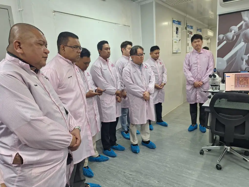 Semalam kami bawa (ETRI) Electronics and Telecommunications Research Institute, Korea bersama Professor Yeong Wha Sawng, Presiden Persatuan Usahawan Korea untuk melawat MIMOS bagi meneroka kerjasama yang boleh dijalinkan antara dua pusat penyelidikan.  Dalam masa yang sama, kami turut membawa beberapa usahawan yang mahu menjalinkan kerjasama dengan MIMOS.  Kepada sahabat-sahabat yang dapat kerja daripada kerajaan atau GLC yang mempunyai masalah kekurangan modal, boleh datang cari saya ditalian 0123320000 atau Permodalan Risda Berhad #LokmanNoorAdamOfficial #UMNOMalaysia #BarisanNasional #SoladiritiNajibRazak #ZahidHamidi   https://www.facebook.com/share/p/16ZGnXJwQC/