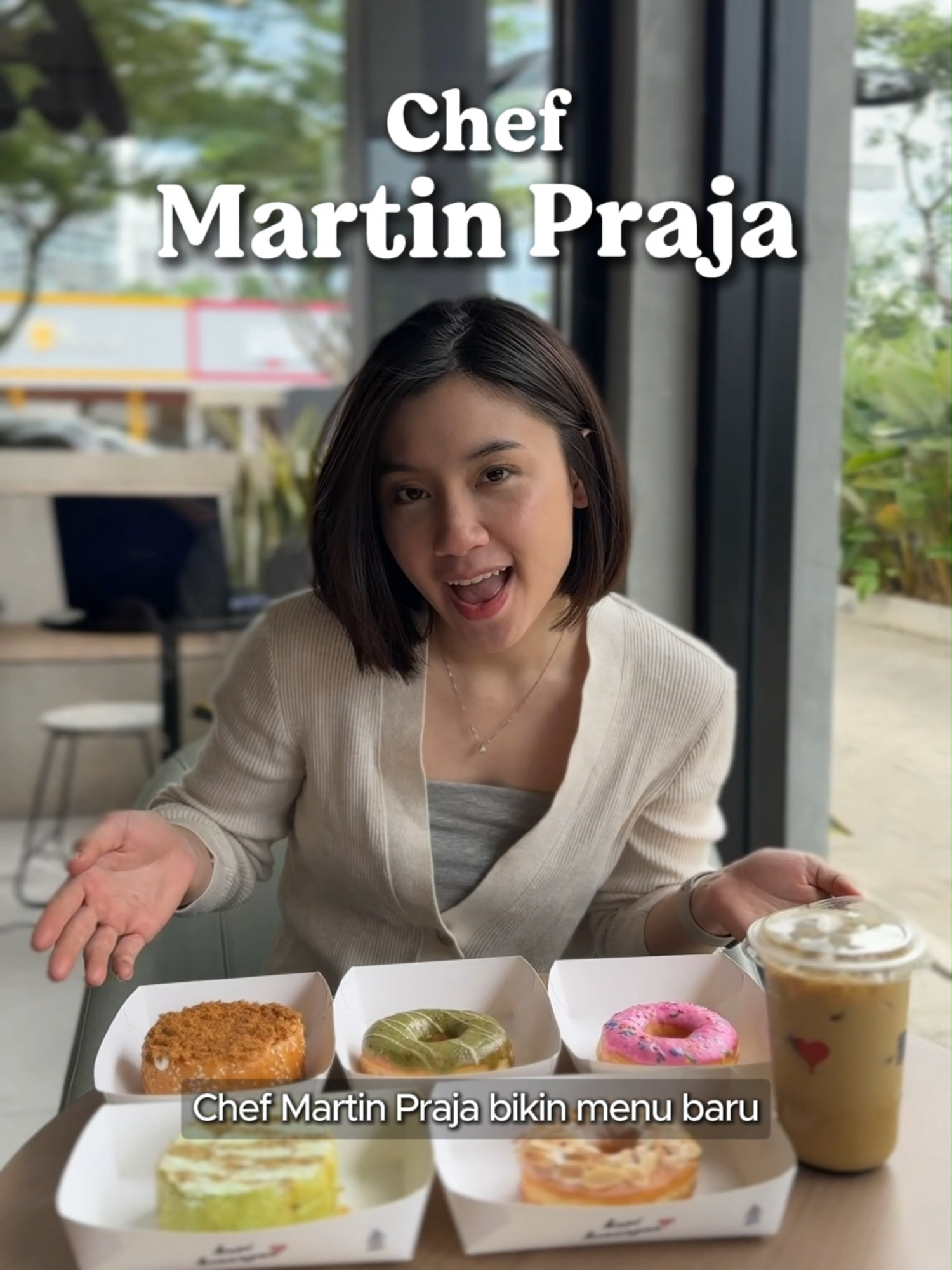 APA!? Chef @martinpraja lagi-lagi ngeluarin menu baru lagi di Kopi Kenangan?! Wah kalau diliat-liat sih bikin ga sabar pengen borong semua menunya sih! Tonton sampai habis video ini ya, Beb! #KopiKenangan #KenanganBarengMartinPraja