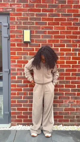 I am in love with this set 😊@Halara_official #halara #halaratiktokshop #activeinhalara #tiktokshopnewarrivals #fyp 