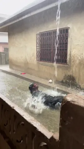 This rain 🌧️ is becoming something else 😂😂#Africa #raining #goviral #fyp 