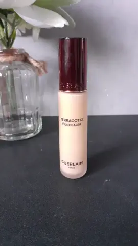 Aujourd'hui je vous partage mon petit chouchou, l'anti cernes TERRACOTTA CONCEALER de la marque GUERLAIN dont je ne peux plus me passer. Terracotta Concealer allie le pouvoir d'un anti cernes liquide et l'éclat d'une poudre correctrice. Ilassure 24 h d'hydratation  et 24 h de tenue optimale grâce à sa technologie sans transfert.  Sa texture innovante intègre 95 % d'ingrédients d'origine naturelle.  Il couvre bien mes cernes et mes imperfections tout en étant naturel, il est facilement modulable et confortable sur la peau. Sa texture est légére douce et sensorielle, je l'applique à l'aide de l'applicateur par petites touches sur mes imperfections puis je tapote avec mon doigt. Il se décline en plusieurs teintes, pour ma part la teinte 2,5 N est parfaite. Que pensez vous du résultat ?  @Guerlain #guerlain  #terracottaconcealer #concealer #correcteurteint #teint 