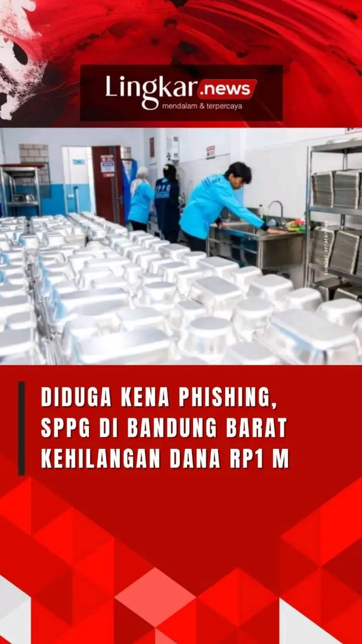 Diduga Kena Phishing, SPPG di Bandung Barat Kehilangan Dana MBG Rp1 Miliar Dana operasional Satuan Pelayanan Pemenuhan Gizi (SPPG) senilai Rp1 miliar dari rekening SPPG Pangauban, Kecamatan Batujajar, Bandung Barat, Jawa Barat hilang. Wakil Kepala Badan Gizi Nasional (BGN) Sony Sonjaya mengaku kasus dana operasional SPPG di Bandung Barat yang hilang tersebut telah dilaporkan ke Mabes Polri. “Direktur Manajemen Risiko BGN sudah membuat laporan ke Mabes Polri,” kata Sony di Jakarta, Jumat, 7 November 2025. Pekan lalu, Yayasan Prama Guna Nasional (PGN) menyampaikan laporan resmi kepada BGN mengenai insiden dana hilang. Kejadian ini berlangsung pada Jumat, 31 Oktober 2025 pukul 18.30 WIB ketika Kepala SPPG Pangauban Batujajar, Mochamad Cakra Aji Saputra, sedang memproses persetujuan transaksi melalui sistem BNI Direct. Kepala SPPG Pangauban tiba-tiba diminta mengganti kata sandi. Ia kemudian menghubungi layanan live chat BNI melalui situs resmi. Tak lama setelah itu, seseorang yang mengaku sebagai pihak bank menghubunginya dan memberikan tautan untuk mengganti kata sandi dengan alasan keamanan. Meyakini komunikasi tersebut sah, Cakra mengikuti arahan, termasuk memberikan challenge and response banking yang bersifat rahasia. Keesokan harinya, kontak yang digunakan tidak dapat lagi dihubungi. Setelah dilakukan pengecekan, saldo rekening yang semula sekitar Rp1 miliar kini hanya tersisa Rp12 juta. Insiden penipuan transaksi elektronik, yang dikenal sebagai phising, ini menyebabkan SPPG Pangauban terpaksa menghentikan operasionalnya sementara waktu. SPPG tersebut, yang baru beroperasi selama 10 hari, memproduksi 3.500 porsi menu Makan Bergizi Gratis (MBG) setiap hari untuk delapan sekolah di wilayah Batujajar. Untuk mencegah kejadian serupa terulang, Wakil Kepala BGN Sony Sonjaya mengimbau agar semua Kepala SPPG mewaspadai modus operandi kejahatan siber ini serta cermat dan berhati-hati dalam bertransaksi. Saat ini, Kepala SPPG Pangauban telah dinonaktifkan oleh BGN untuk dilakukan investigasi lebih lanjut. #lingkarjateng #penipuan #Online #Perbankan #dana #Mbg #Bandung #bandungbarat #makanbergizigratis #batujajar #Bgn #phishing #sppg #Lingkarjatengid #Lingkarnews #fypシ゚ #fypppppppppppppp #abcxyz #fypシ゚viral🖤tiktok #fyp #fyppppppppppppppppppppppp #fypage #fypdong #fypp 