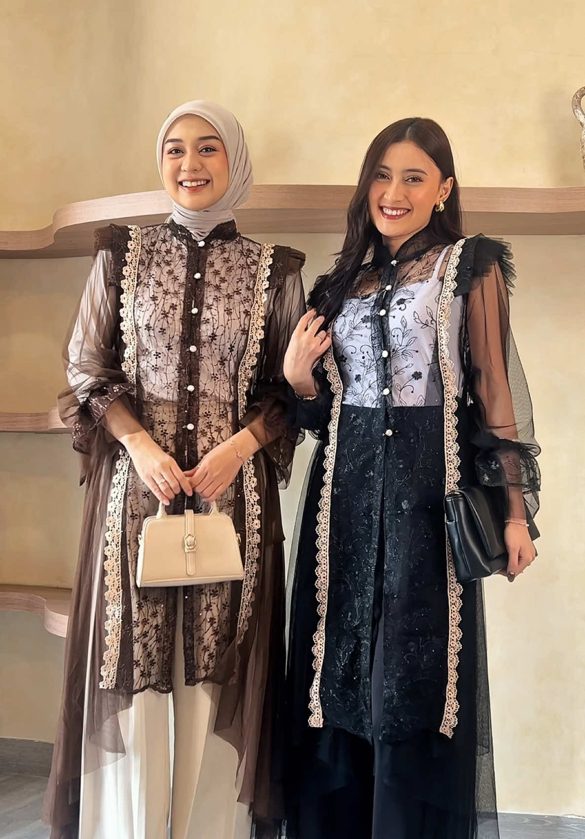 Cantik nya bikin speechles outer ini !! #promomakan1111 #promomakanharian #outerkondangan #outerbrokat #outfitlebaran 