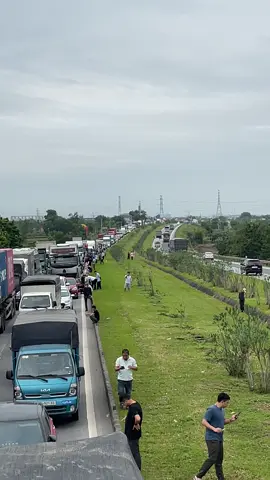 Cao tốc. Hà Nội - Thái Nguyên. Tắc hơn chục cây số rồi. #xuhuong2025 #caotochanoithainguyen 