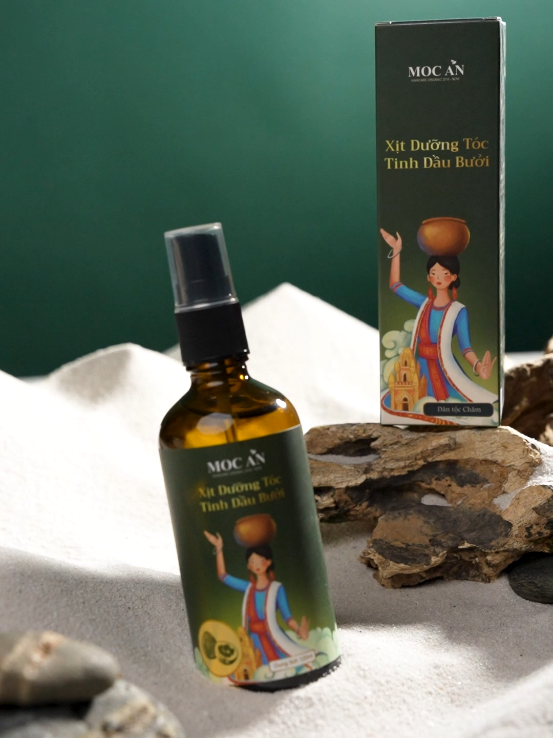 Chuẩn ‘đồ nghề’ trong túi: son – gương – xịt bưởi bản Chăm. 3 giây ‘refresh’ là tự tin ngay. #EverydayCarry #MocAnHaircare #XitBuoi #VietnamBeauty