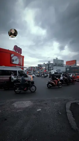 Túi không tiền tốt đừng thương đừng yêu, tội con nhà người ta. Không có tiền, tốt nhất nên ở nhà đừng giao du với ai cả. Chẳng có ai muốn ngồi với một đứa vô dụng bất tài đâu. #TTMHĐ 