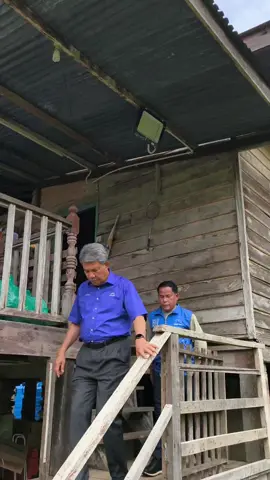 Menziarahi penduduk kampung bersama YB Tok Mat, Dato’ Seri Utama Haji Mohamad bin Haji Hasan, Menteri Luar Negeri, di PDM Bandau — secebis masa yang penuh makna, mendengar sendiri rintihan, harapan dan suara hati rakyat. Semoga jalinan ini terus utuh demi kesejahteraan bersama. #HidupBN #kimanis #cigurusman #cigukita #membakut 
