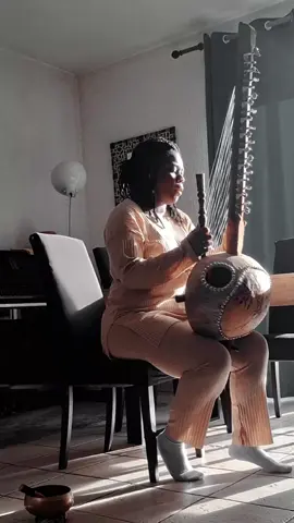 l'au purifie, réveille la vie en nous. Quand la pluie tombe, ne te cache pas… Laisse-la te rappeler qui tu es. 🌧️💧 koth biro: Ayub Ogada oh est ce que tu m'écoutes maman?  la pluie arrive  rentre à la maison  #guerison #HealingJourney #peace #Love #sacred 