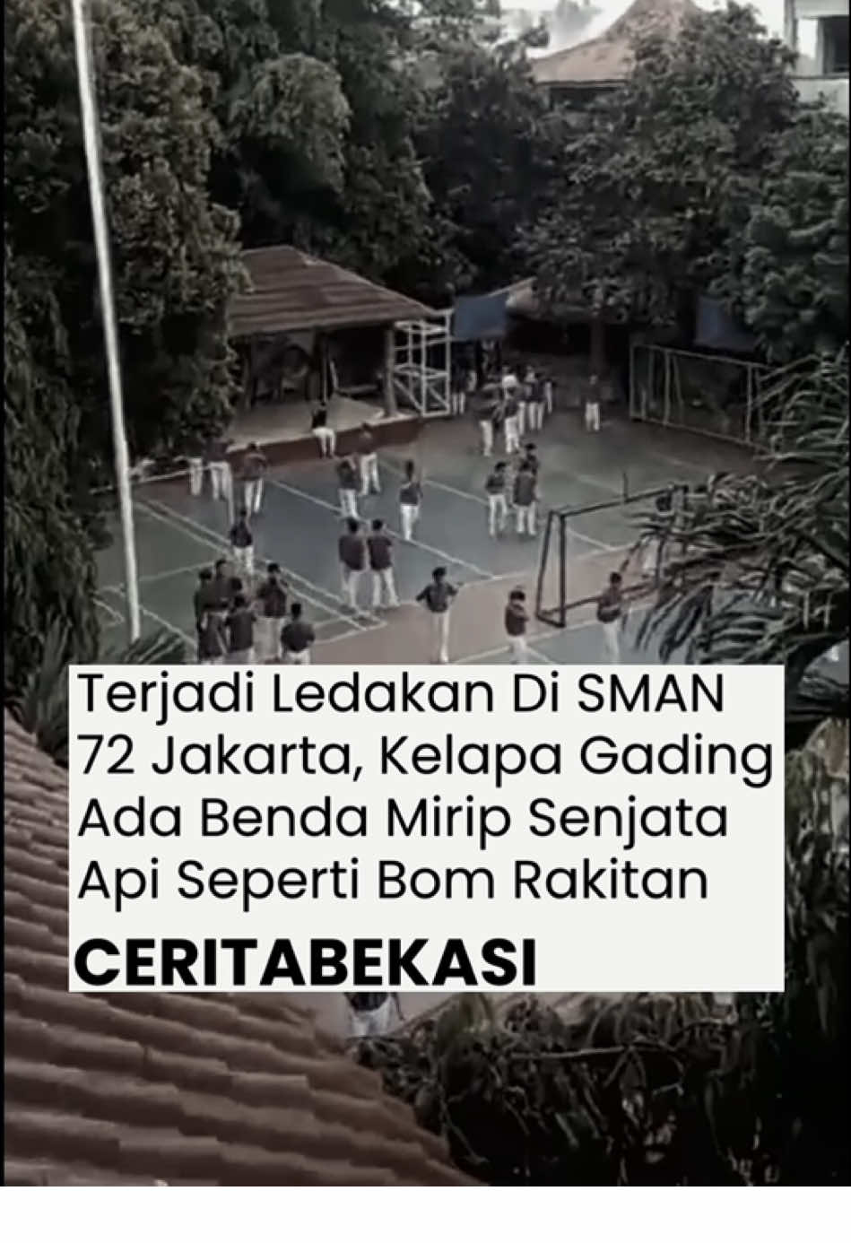 Sebuah ledakan terjadi di kawasan Kelapa Gading, Jakarta Utara, tepatnya di SMA Negeri 72 Jakarta yang beralamat di Jalan Prihatin No. 87, RT 008/02, Kelurahan Kelapa Gading Barat, Kecamatan Kelapa Gading, pada Jumat (7/11) siang. Kabid Humas Polda Metro Jaya Kombes Budi Hermanto membenarkan adanya peristiwa tersebut. Ia menyebut saat ini pihak kepolisian masih menyelidiki penyebab ledakan yang menyebabkan dua orang terluka. “Iya, ledakan di SMA 72 Kelapa Gading. Tapi masih kita dalami penyebabnya. Infonya dua orang dilarikan ke rumah sakit. Pak Kapolda sedang dalam perjalanan ke TKP,” ujar Budi, Jumat (7/11). Berdasarkan informasi awal, dua unit mobil pemadam kebakaran dikerahkan ke lokasi untuk melakukan penanganan dan memastikan situasi aman. Meski beredar dugaan bahwa ledakan berasal dari bom rakitan, polisi belum memberikan keterangan resmi terkait sumber ledakan tersebut. Pihak berwenang masih melakukan olah tempat kejadian perkara (TKP) untuk memastikan penyebab pasti insiden. 📹 : Keluargaberencana12 #jakarta #infojakarta #SMAN72 #ledakan 