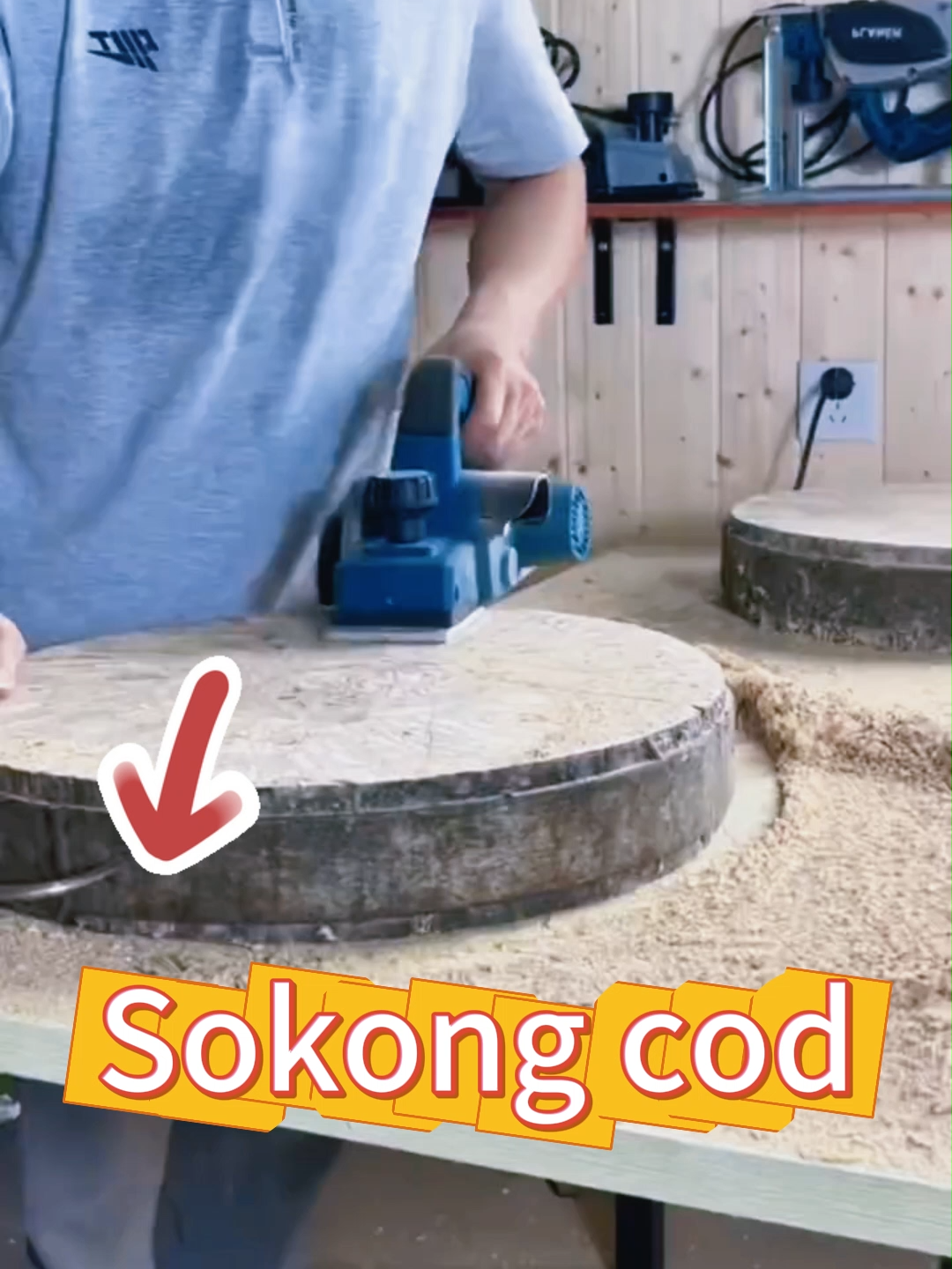 Choosing the right electric wood planer can double your woodworking efficiency! A high-speed pure copper motor provides powerful planing, easily smoothing softwood, hardwood, and mixed woods with a burr-free finish, eliminating the need for repeated sanding. Precise depth adjustment makes it ideal for planing boards, trimming lumber, and making furniture frames. Professional woodworkers can save time and effort, and batch processing is even more worry-free. #woodworkingplaner #electricplaner #handheldplaner #highspeedplaner #professionalwoodworkingtools