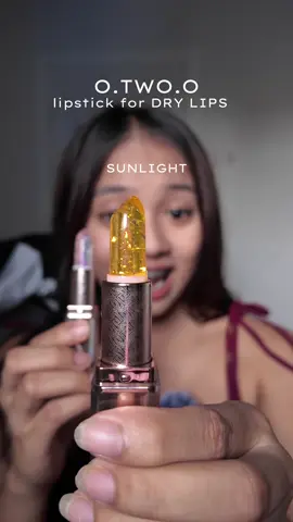 Perfect for dry lips kasi nakakamoisturize and ang ganda ng color netong thermochromic lipstick by O.TWO.O #lipbalm #lipbalmfordrylips #otwoo #otwoophbeauty #lippie 