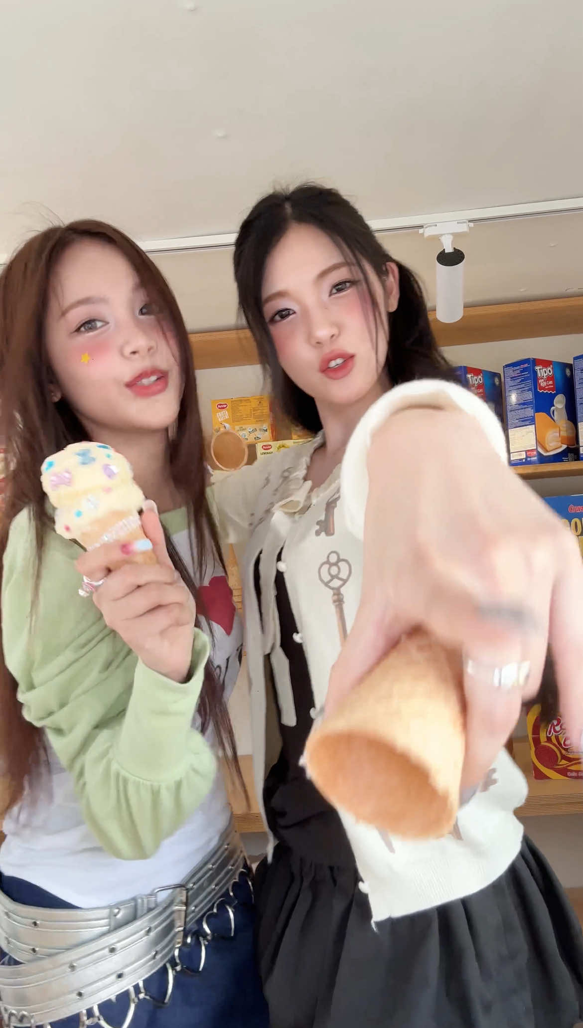 get out of my frame 🙄 #Hearts2Hearts #하츠투하츠  #CARMEN  #YUHA  #Hearts2Hearts_FOCUS