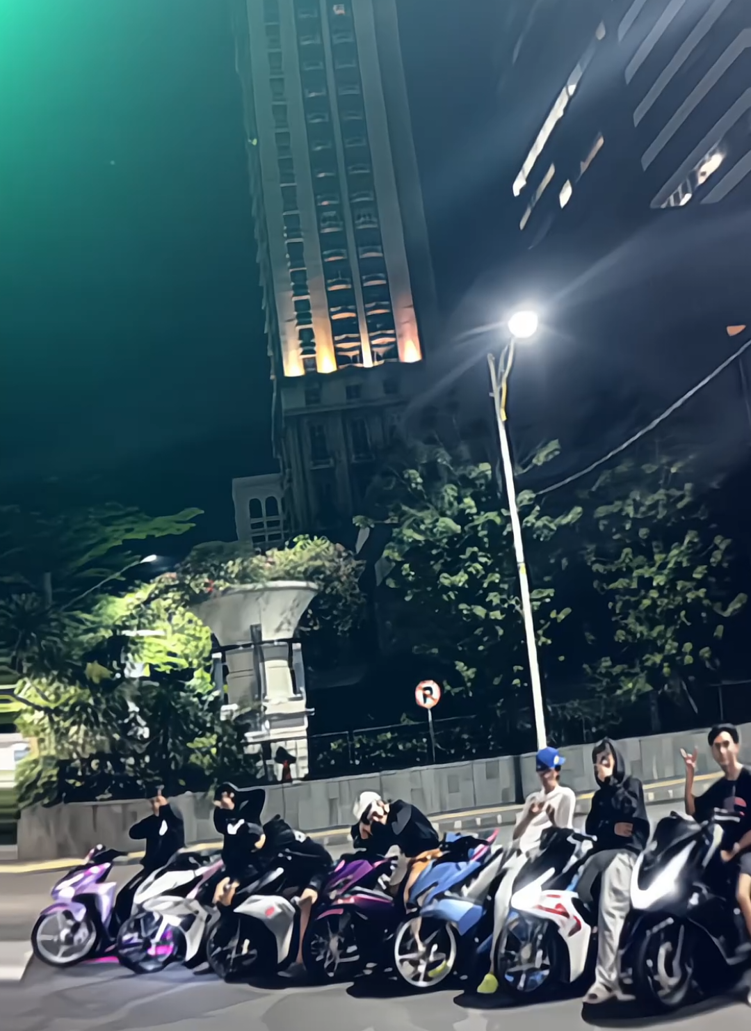 maap beda sendiri 😋 #vavarioan #aerox155 #4u #trendlampumerah 