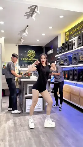 Một người nhảy, 80 người quay…😂  (Cận cảnh hậu trường triệu view) #xuhuong #poppy #tiemnhacbaton #viral #trend  