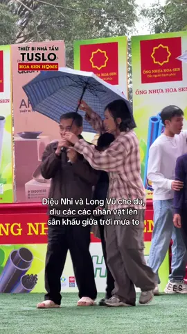 Diệu Nhi và Long Vũ che dù, dìu các các nhân vật lên sân khấu giữa trời mưa to #maiamgiadinhviethanoi #tonhoasen #hoasengroup #hoasenhome #hshpv 